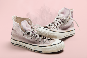 Cara menghilangkan bau sepatu