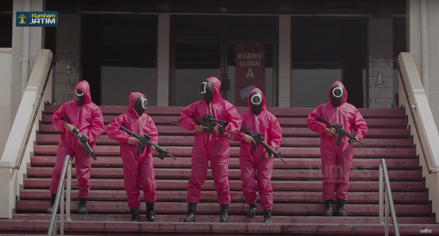 Tentara pink squid game jaga tes cpns