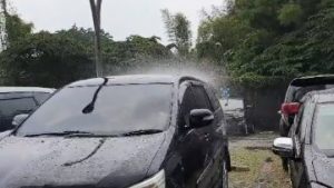 hujan hanya mengguyur satu mobil