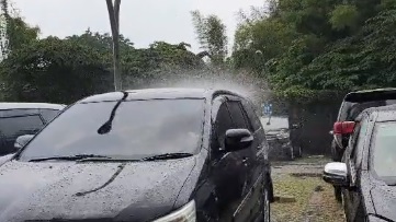 hujan hanya mengguyur satu mobil