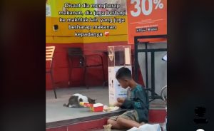 Bocah Laki-laki Berbagi Makanan Dengan Kucing