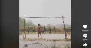 Bocah Main Bola di Tanah Lapang