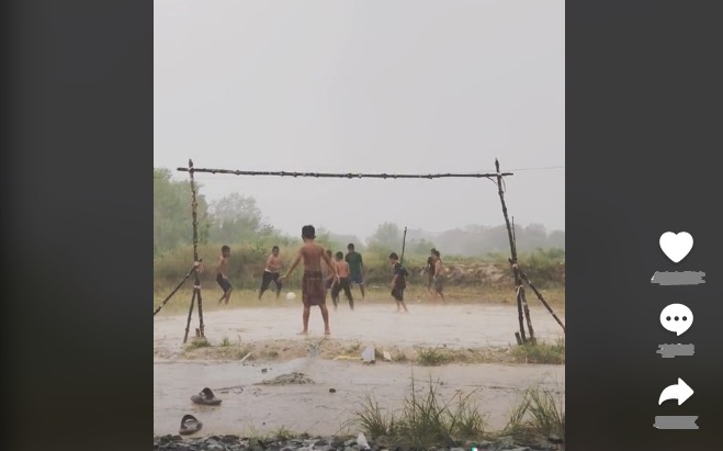 Bocah Main Bola di Tanah Lapang