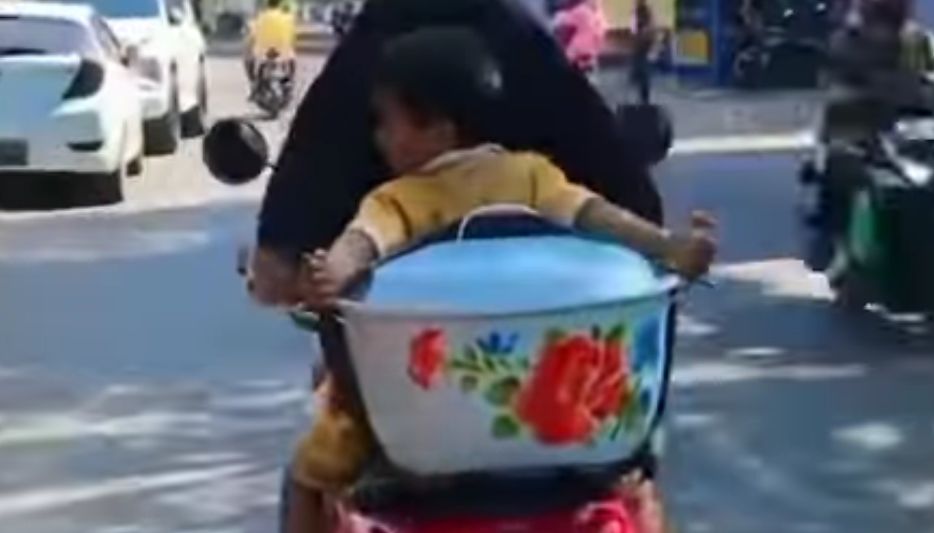 bocil di bonceng pegang panci besar