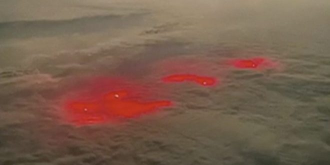 cahaya merah di laut pasifik