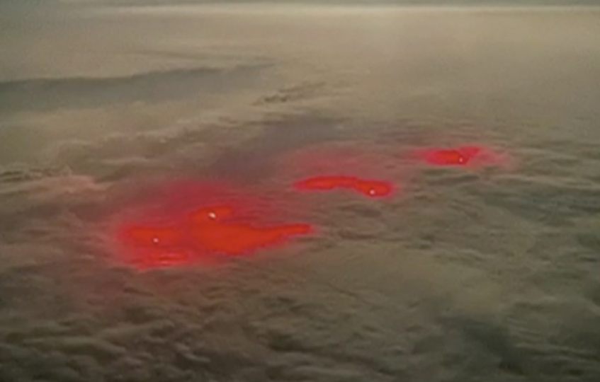 cahaya merah di laut pasifik