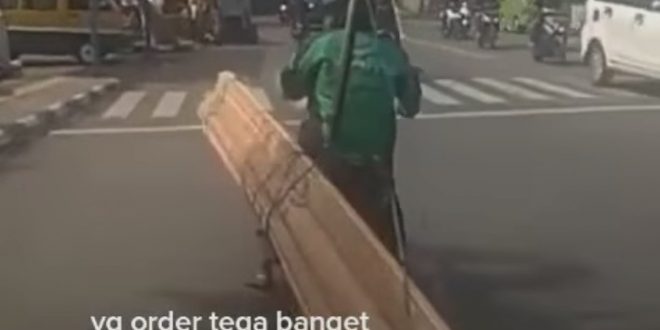 driver ojol angkut kayu