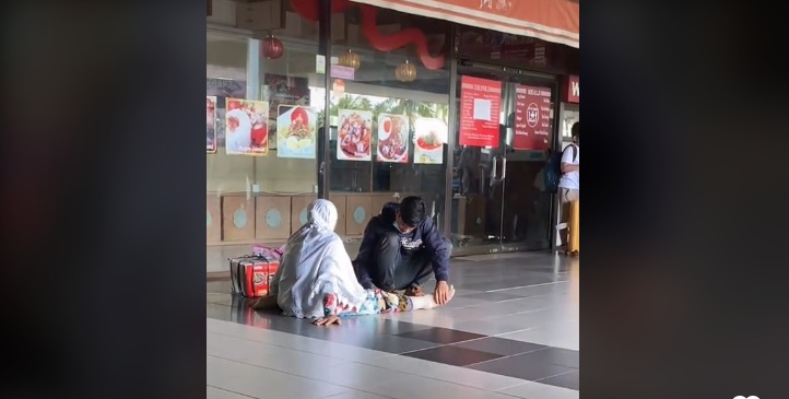 pemuda pijat kaki ibunya