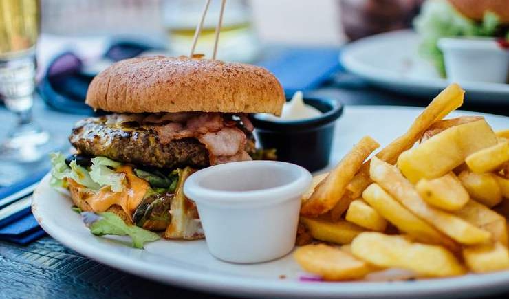 daftar makanan bisa bikin rambut rontok