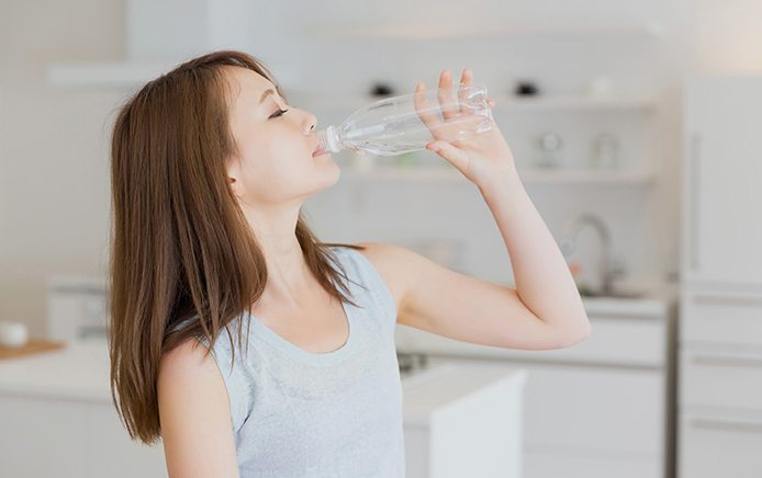 bahaya minum air putih