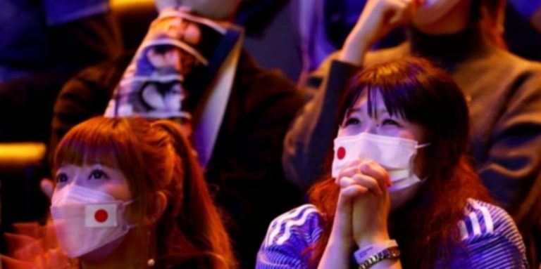Supporter Jepang Nangis