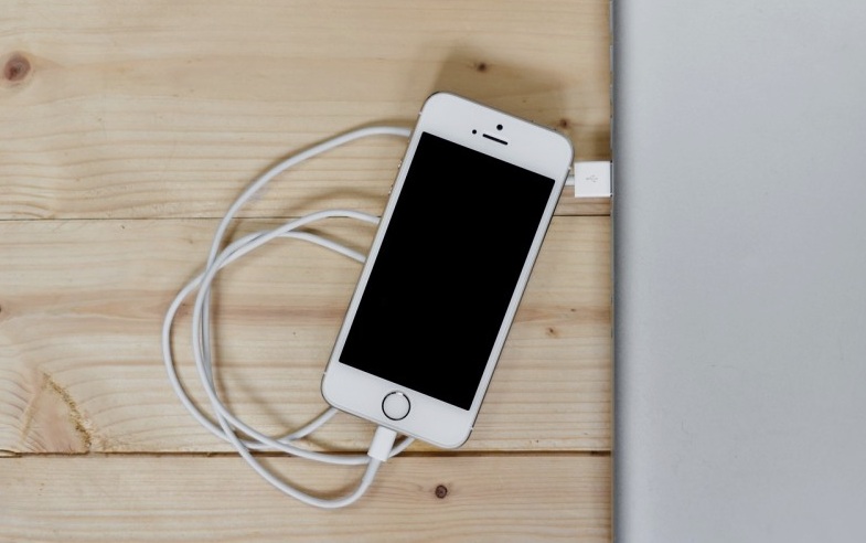 Cara Mengatasi Baterai iPhone Tidak Mengisi Saat Dicas