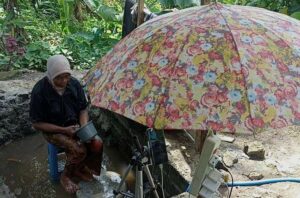 video nenek mandi lumpur