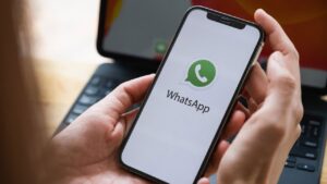 cara hentikan simpan otomatis foto di WhatsApp