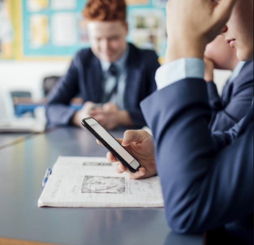 larangan menggunakan smartphone di sekolah