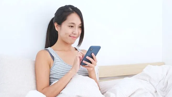 Tips Aman Menatap Layar HP wajib tahu
