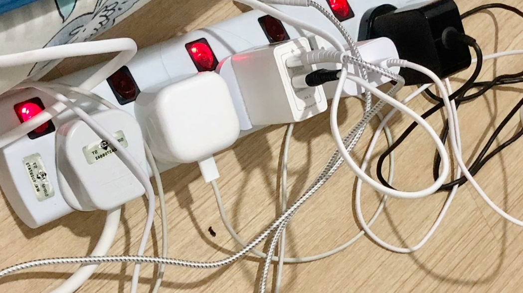 Bahaya Tak Cabut Charger