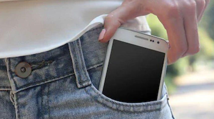 simpan HP di saku celana bisa bahaya